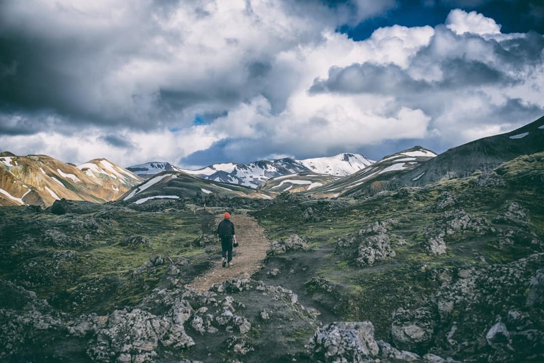 Garmin inReach Mini 2 vs ZOLEO vs iPhone Satellite SOS: Essential Hiker’s Guide